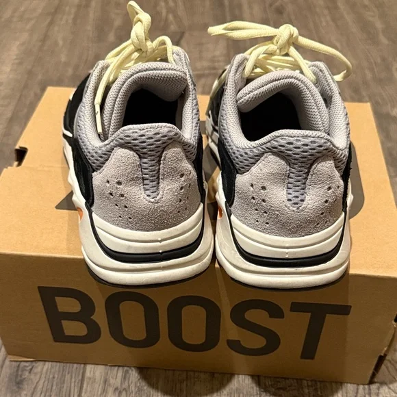 Yeezy Boost 700 - Picture 5 of 5